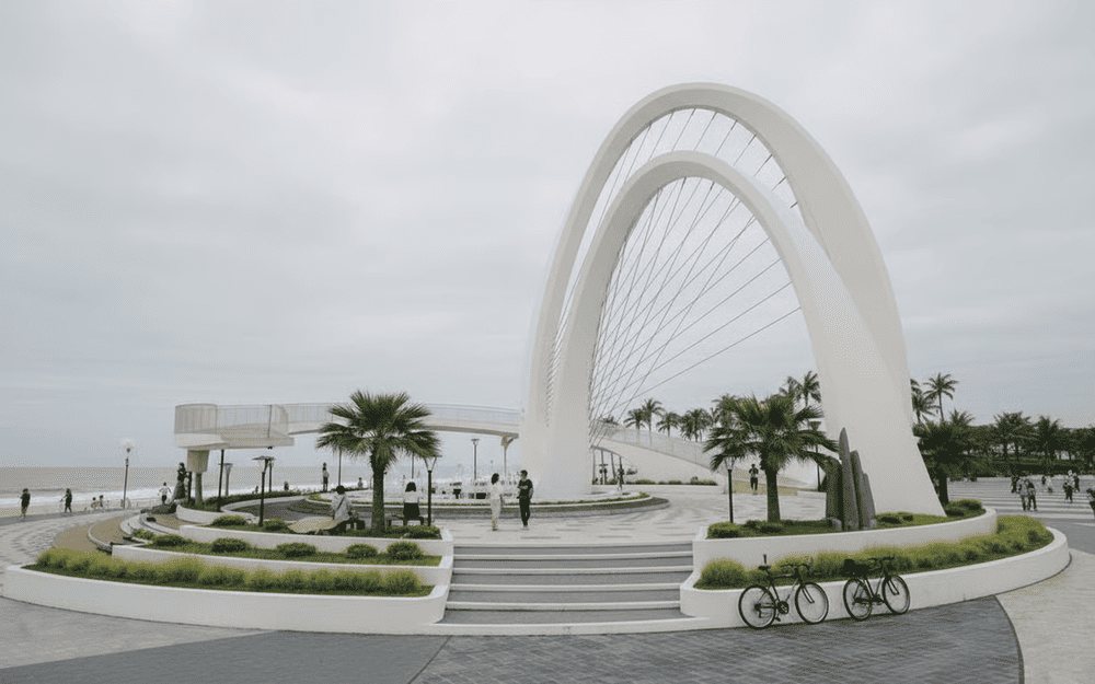 Quảng trường Bãi Sau luôn sôi động với các sự kiện, nơi tuyệt vời để hòa mình vào nhịp sống phố biển